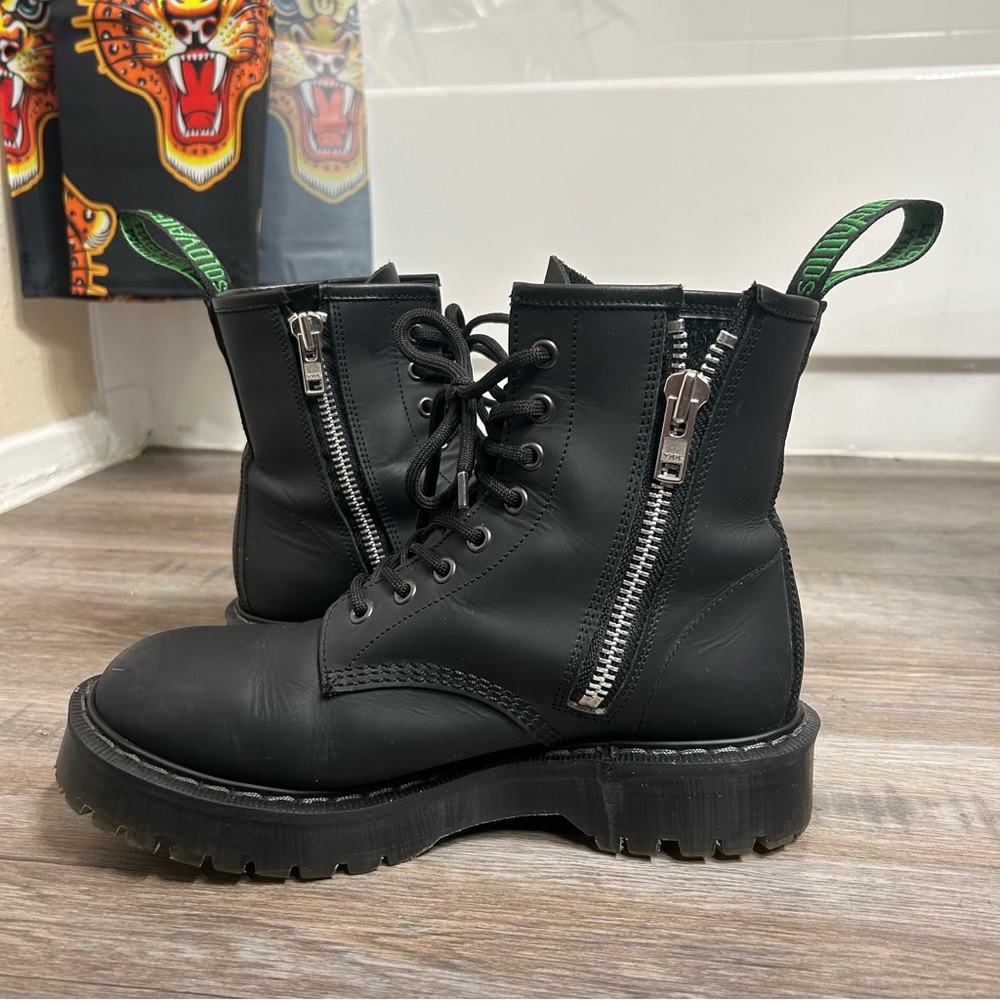 SOLOVAIR Black Greasy 8 Eye Zipped Platform Derby Boot